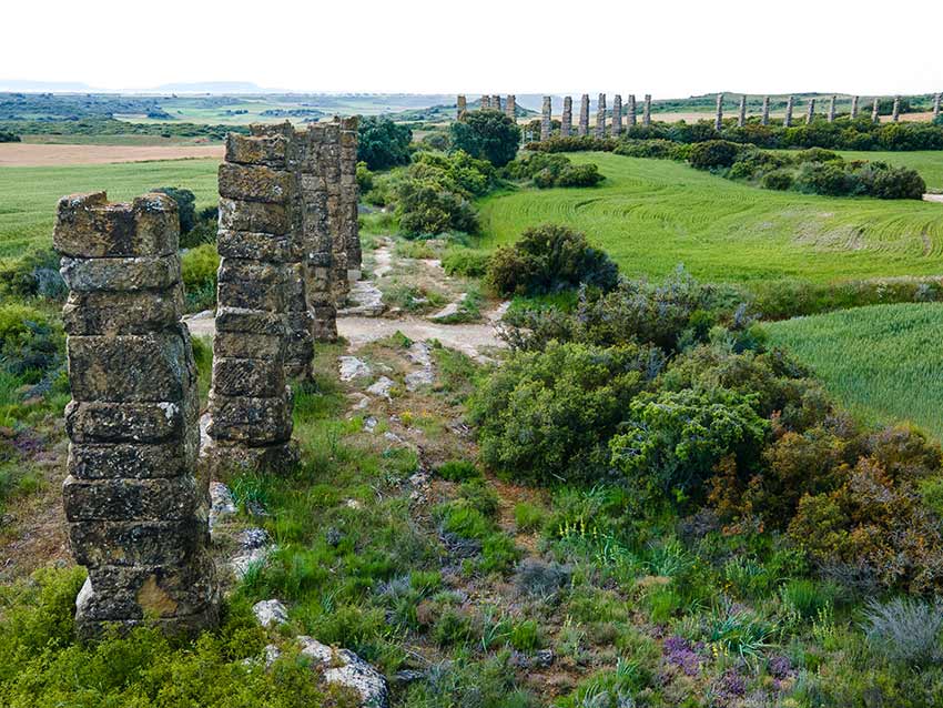 Acueducto del yacimiento romano de Los Bañales